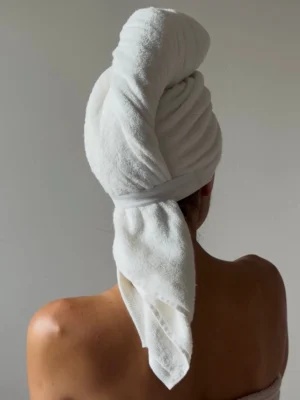 ręcznik bambusowy PIANO ecru zawinięty w turban na włosach