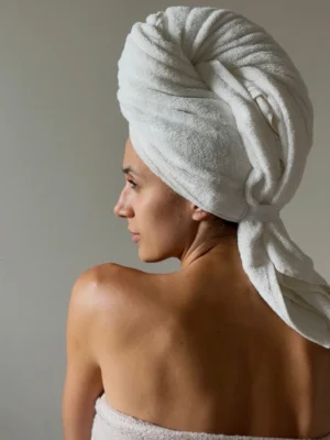 turban z miękkiego ręcznika bambusowego ecru, widok z tyłu
