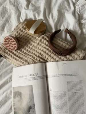 beżowy ręcznik waflowy w aranżacji z magazynem i opaskami do włosów