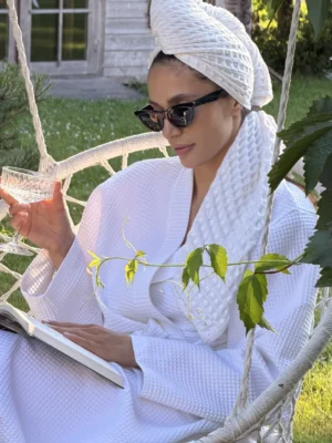 kobieta w turbanie z ręcznika bambusowego GOFR relaksuje się w ogrodzie